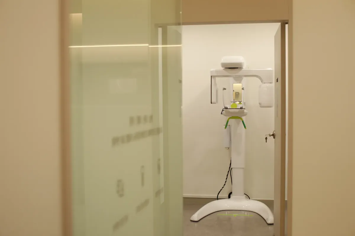 저선량 3D CT 촬영실 — 상악동과 잇몸뼈 높이를 확인합니다