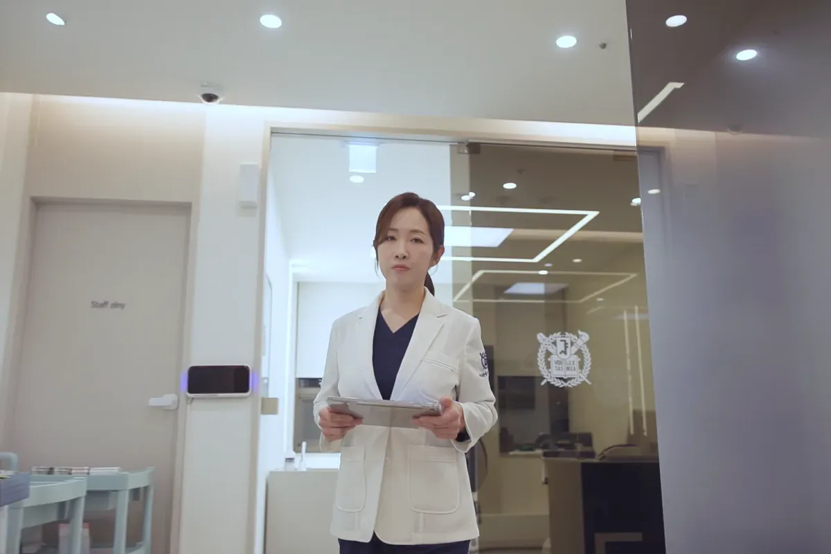 진료실 복도의 윤연경 대표원장