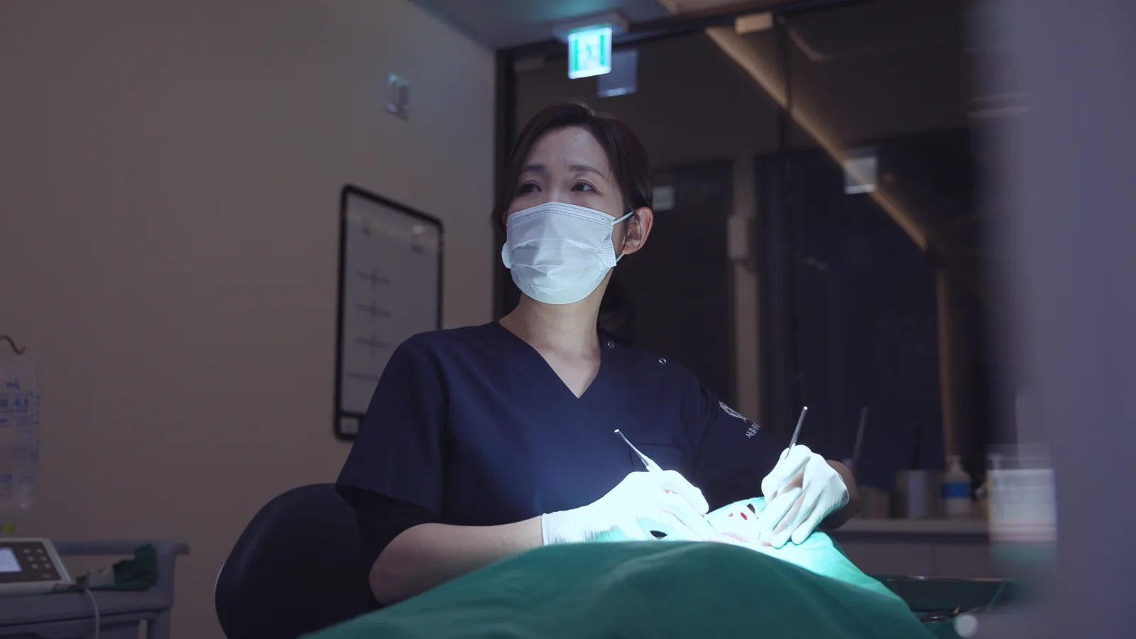 임플란트 수술 중인 윤연경 대표원장